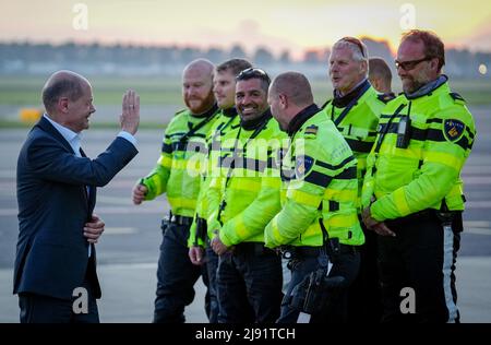 Amsterdam, Niederlande. 19.. Mai 2022. Bundeskanzler Olaf Scholz (SPD) sagt Auf Wiedersehen nach seinem Besuch in Den Haag vor der begleitenden Motorradstaffel vor dem Airbus A340 der Luftwaffe am Amsterdamer Flughafen Schiphol. Quelle: Kay Nietfeld/dpa/Alamy Live News Stockfoto