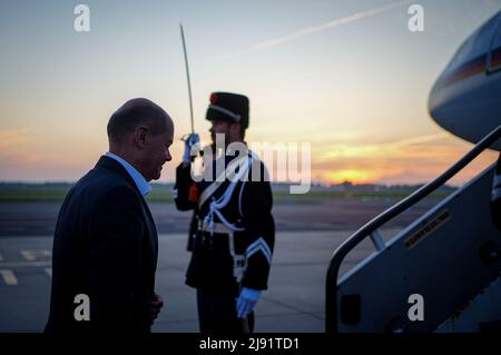Amsterdam, Niederlande. 19.. Mai 2022. Bundeskanzler Olaf Scholz (SPD) geht nach seinem Besuch in Den Haag die Gangway zum Airbus A340 am Flughafen Amsterdam Schiphol hinauf. Quelle: Kay Nietfeld/dpa/Alamy Live News Stockfoto