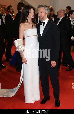 19..Mai 2022. Cannes, Frankreich. Anne Hathaway und ihr Mann und Adam Shulman nahmen an der Armageddon-Zeitpremiere Teil, die im Rahmen der Filmfestspiele von Cannes 75., Palais de Festival, Cannes, stattfand. Quelle: Doug Peters/EMPICS/Alamy Live News Stockfoto