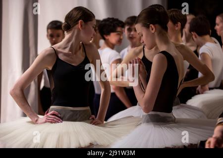 Moskau, Russland. 19.. Mai 2022. Studenten der Moskauer Staatlichen Akademie für Choreografie, besser bekannt als Bolschoi-Ballettakademie, nehmen an der offenen Ballettshow „Tanzende Musik“ Teil, die vom Rektor der Akademie, Volkskünstlerin von Russland Marina Leonova, in Moskau, Russland, veranstaltet wird. Die Akademie, die 1773 von Kaiserin Katharina der Großen gegründet wurde, produzierte berühmte sowjetische und russische Balletttänzer. Nikolay Vinokurov/Alamy Live News Stockfoto