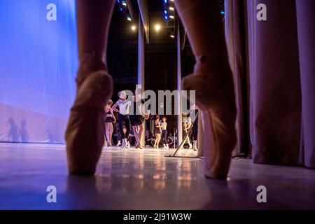 Moskau, Russland. 19.. Mai 2022. Studenten der Moskauer Staatlichen Akademie für Choreografie, besser bekannt als Bolschoi-Ballettakademie, nehmen an der offenen Ballettshow „Tanzende Musik“ Teil, die vom Rektor der Akademie, Volkskünstlerin von Russland Marina Leonova, in Moskau, Russland, veranstaltet wird. Die Akademie, die 1773 von Kaiserin Katharina der Großen gegründet wurde, produzierte berühmte sowjetische und russische Balletttänzer. Nikolay Vinokurov/Alamy Live News Stockfoto