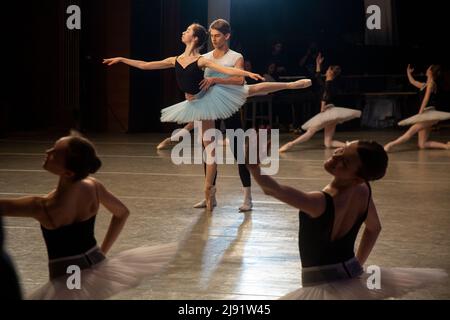 Moskau, Russland. 19.. Mai 2022. Studenten der Moskauer Staatlichen Akademie für Choreografie, besser bekannt als Bolschoi-Ballettakademie, nehmen an der offenen Ballettshow „Tanzende Musik“ Teil, die vom Rektor der Akademie, Volkskünstlerin von Russland Marina Leonova, in Moskau, Russland, veranstaltet wird. Die Akademie, die 1773 von Kaiserin Katharina der Großen gegründet wurde, produzierte berühmte sowjetische und russische Balletttänzer. Nikolay Vinokurov/Alamy Live News Stockfoto