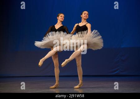 Moskau, Russland. 19.. Mai 2022. Studenten der Moskauer Staatlichen Akademie für Choreografie, besser bekannt als Bolschoi-Ballettakademie, nehmen an der offenen Ballettshow „Tanzende Musik“ Teil, die vom Rektor der Akademie, Volkskünstlerin von Russland Marina Leonova, in Moskau, Russland, veranstaltet wird. Die Akademie, die 1773 von Kaiserin Katharina der Großen gegründet wurde, produzierte berühmte sowjetische und russische Balletttänzer. Nikolay Vinokurov/Alamy Live News Stockfoto