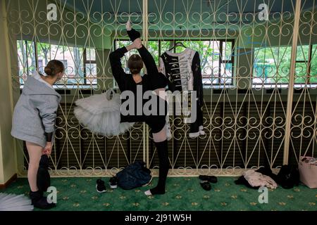 Moskau, Russland. 19.. Mai 2022. Ein Student streckt sich in einem Flur der Moskauer Staatlichen Akademie für Choreografie, besser bekannt als Bolschoi-Ballettakademie, in Moskau, Russland. Nikolay Vinokurov/Alamy Live News Stockfoto