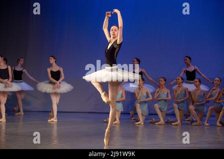 Moskau, Russland. 19.. Mai 2022. Studenten der Moskauer Staatlichen Akademie für Choreografie, besser bekannt als Bolschoi-Ballettakademie, nehmen an der offenen Ballettshow „Tanzende Musik“ Teil, die vom Rektor der Akademie, Volkskünstlerin von Russland Marina Leonova, in Moskau, Russland, veranstaltet wird. Die Akademie, die 1773 von Kaiserin Katharina der Großen gegründet wurde, produzierte berühmte sowjetische und russische Balletttänzer. Nikolay Vinokurov/Alamy Live News Stockfoto