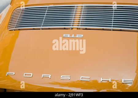 Madrid, Spanien; 04172022: Nahaufnahme der Rückseite eines Porsche 912. Leuchtend gelb. Stockfoto