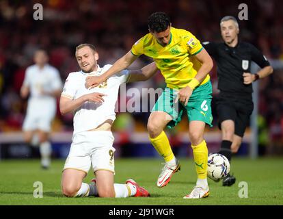 James Wilson von Port Vale (links) und Mathieu Baudry von Swindon Town kämpfen während des zweiten Halbfinalspiels der Sky Bet League in Vale Park, Stoke-on-Trent, um den Ball. Bilddatum: Donnerstag, 19. Mai 2022. Stockfoto