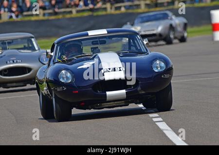 Rob Huff, Chris Lillingston-Price, Jaguar E-Type FHC, Graham Hill Trophy, ein 45-minütiges Zweifahrer-Rennen für Prototypen und geschlossene Cockpit GT Stockfoto