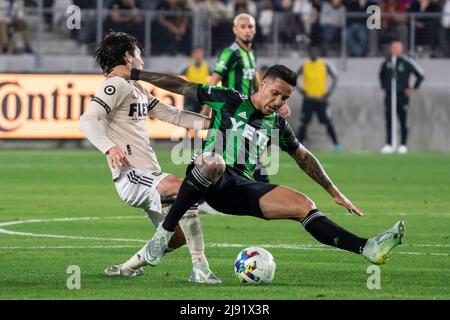 Der FC Austin-Stürmer Sebastián Driussi (7) wird von LAFC-Mittelfeldspieler Ilie Sánchez (6) während eines MLS-Spiels am Mittwoch, den 18. Mai 2022, in der Banc of Cali gefoult Stockfoto