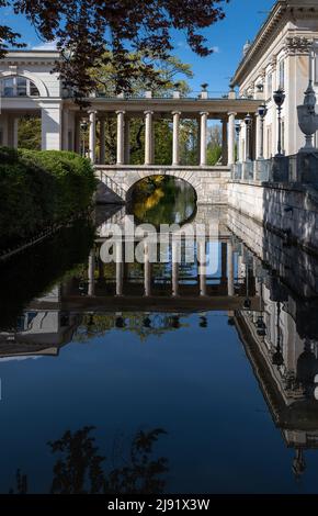 Brücke mit antiken Säulen und einem Portikus über den Kanal. Stockfoto