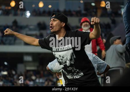 Ein LAFC-Fan singt während eines MLS-Spiels gegen den FC Austin am Mittwoch, den 18. Mai 2022, im Banc of California Stadium in Los Angeles, CA. Austin FC Stockfoto