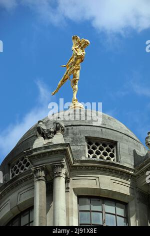 Vergoldete Ariel-Statue auf dem Gebäude der Bank of England im Tivoli Corner Stockfoto