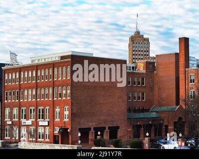 Syracuse, New York, USA. 19.Mai 2022. Blick auf die ehemalige Nettleton Shoe Company, ein lokales Wahrzeichen im Stadtzentrum von Syracuse, NY, das jetzt in Nettleton renoviert wurde Stockfoto