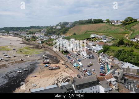 Erhöhter Blick auf das Dorf Gorey und die Royal Bay of Grouville vom Schloss Mont Orgueil. (Jersey Royals Kartoffeln im Feld oben rechts angebaut) Stockfoto