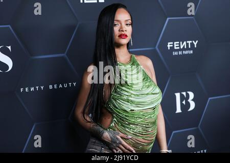 (DATEI) Rihanna gibt First Baby mit A-AP Rocky Geburt. Rihanna und A-Dollar-AP Rocky begrüßten am 13. Mai offiziell ihr erstes Kind zusammen, wie mehrere Verkaufsstellen bestätigt haben. Der Sänger soll in Los Angeles einen Jungen geboren haben. HOLLYWOOD, LOS ANGELES, KALIFORNIEN, USA - 11. FEBRUAR: Die Barbados-Sängerin Rihanna (Robyn Rihanna Fenty NH), die das Attico trägt, kommt bei der Fenty Beauty and Fenty Skin-Veranstaltung von Rihanna an, die am 11. Februar 2022 in den Goya Studios in Hollywood, Los Angeles, Kalifornien, USA, stattfindet. (Foto von Xavier Collin/Image Press Agency) Stockfoto