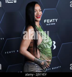 (DATEI) Rihanna gibt First Baby mit A-AP Rocky Geburt. Rihanna und A-Dollar-AP Rocky begrüßten am 13. Mai offiziell ihr erstes Kind zusammen, wie mehrere Verkaufsstellen bestätigt haben. Der Sänger soll in Los Angeles einen Jungen geboren haben. HOLLYWOOD, LOS ANGELES, KALIFORNIEN, USA - 11. FEBRUAR: Die Barbados-Sängerin Rihanna (Robyn Rihanna Fenty NH), die das Attico trägt, kommt bei der Fenty Beauty and Fenty Skin-Veranstaltung von Rihanna an, die am 11. Februar 2022 in den Goya Studios in Hollywood, Los Angeles, Kalifornien, USA, stattfindet. (Foto von Xavier Collin/Image Press Agency) Stockfoto