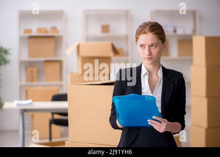 Weibliche professionelle Mover tun zu Hause Umzug Stockfoto