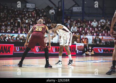 Venedig, Italien. 19.. Mai 2022. Jamarr Sanders (Bertram Derthona) und Jordan Theodore (Umana Reyer Venezia) während Umana Reyer Venezia gegen Bertram Derthona Tortona, Italienische Basketball A Serie Championship in Venedig, Italien, Mai 19 2022 Quelle: Independent Photo Agency/Alamy Live News Stockfoto