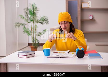 Junger Mann Student Vorbereitung auf Prüfungen zu Hause Stockfoto