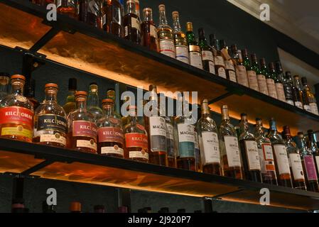 Whiskey-Auswahl auf dem Display Stockfoto