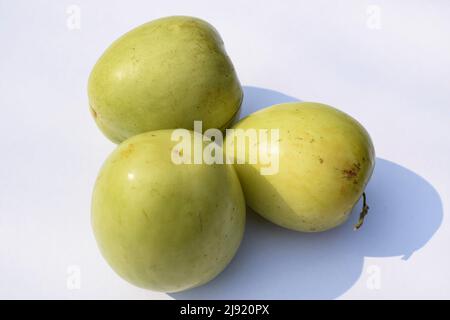 Frische und organische indische Früchte genannt Green Jujube oder Apple Jujube oder Ber Apfel. Grüne indische Jujuba-Pflaume Bora auf weißem Hintergrund Stockfoto