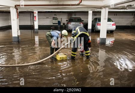 Flooded underground garage -Fotos und -Bildmaterial in hoher Auflösung –  Alamy
