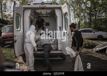 Malaya Rohan, Ukraine. 19.. Mai 2022. Die Leiche eines toten russischen Lots wird in einen Krankenwagen gelegt, nachdem sie am Donnerstag, den 19. Mai 2022, auf dem Volkshof in Mala Rohan, Ukraine, ausgegraben wurden. Mala Rohan ist ein kleines Dorf, das von den ukrainischen Truppen nach dem Angriff Russlands auf die Ukraine zurückgenommen wurde. EDITORS NOTE CONTENT Foto von Ken Cedeno/UPI Credit: UPI/Alamy Live News Stockfoto