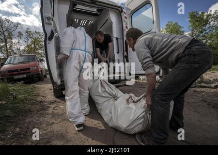 Malaya Rohan, Ukraine. 19.. Mai 2022. Die Leiche eines toten russischen Lots wird in einen Krankenwagen gelegt, nachdem sie am Donnerstag, den 19. Mai 2022, auf dem Volkshof in Mala Rohan, Ukraine, ausgegraben wurden. Mala Rohan ist ein kleines Dorf, das von den ukrainischen Truppen nach dem Angriff Russlands auf die Ukraine zurückgenommen wurde. EDITORS NOTE CONTENT Foto von Ken Cedeno/UPI Credit: UPI/Alamy Live News Stockfoto