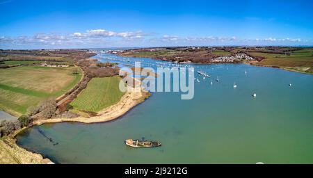 Panaramisches Landschaftsbild des Flusses Median mit Cowes im Hintergrund an einem sonnigen Tag Stockfoto