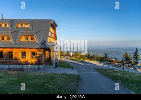 Berghütte aus Holz auf dem Gipfel des Lysa Mountain Stockfoto