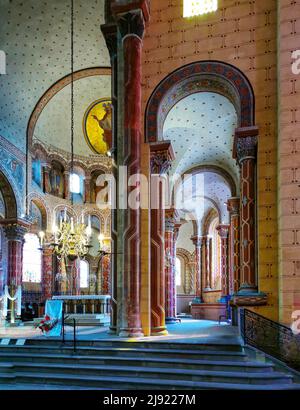 Issoire Stadt, Dekoration auf einer Säule der römischen Kirche, Abtei von Saint-Austremoine, Puy de Dome Department, Auvergne Rhone Alpes, Frankreich Stockfoto