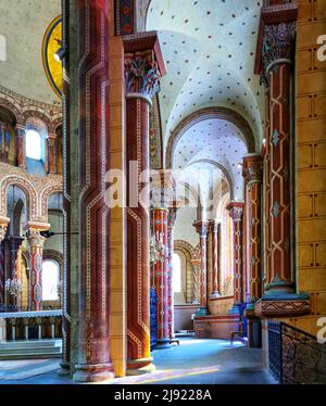 Issoire Stadt, Dekoration auf einer Säule der römischen Kirche, Abtei von Saint-Austremoine, Puy de Dome Department, Auvergne Rhone Alpes, Frankreich Stockfoto