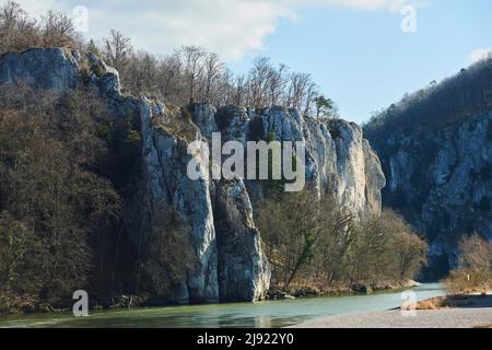 Donauschlucht bei Weltenburg (Donaudurchbruch bei Weltenburg) im Frühjahr, Weltenburg Narrows, Bayern, Deutschland Stockfoto