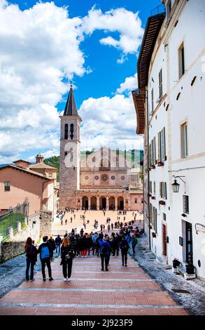 Toursisen auf der Treppe zur Piazza del Duomo, Kathedrale Santa Maria Assunta in Spoleto, Provinz Perugia, Umbrien, Italien Stockfoto