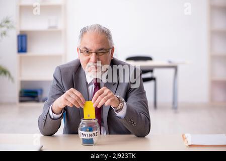 Alter Geschäftsmann Mitarbeiter im Rentenkonzept Stockfoto