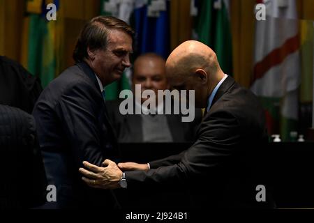 Brasilia, Brasilien. 19.. Mai 2022. DF - Brasilia - 05/19/2022 - BRASILIA, EINSETZUNG DER NEUEN MINISTER DES TST - der Präsident der Republik, Jair Bolsonaro, begrüßt den Minister des Obersten Bundesgerichts, Alexandre de Moraes, während der Einweihungsfeier der neuen Minister des Obersten Gerichtshofs. Ich arbeite an diesem Donnerstag, dem 19.. Mai. Foto: Mateus Bonomi/AGIF/Sipa USA Quelle: SIPA USA/Alamy Live News Stockfoto