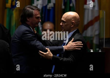 Brasilia, Brasilien. 19.. Mai 2022. DF - Brasilia - 05/19/2022 - BRASILIA, EINSETZUNG DER NEUEN MINISTER DES TST - der Präsident der Republik, Jair Bolsonaro, begrüßt den Minister des Obersten Bundesgerichts, Alexandre de Moraes, während der Einweihungsfeier der neuen Minister des Obersten Gerichtshofs. Ich arbeite an diesem Donnerstag, dem 19.. Mai. Foto: Mateus Bonomi/AGIF/Sipa USA Quelle: SIPA USA/Alamy Live News Stockfoto