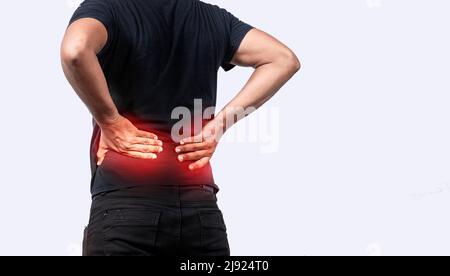 Ein wund Mann mit Rückenschmerzen, Mann mit Wirbelsäulenproblemen, Person mit Rückenproblemen auf isoliertem Hintergrund, lumbale Probleme Konzept Stockfoto