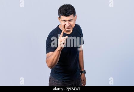 Konzept der wütenden Person, die Kopf auf, Hey Sie, Sei vorsichtig. Menschen, die wütend und warnen, wütenden Mann bedrohen Finger an der Kamera Stockfoto