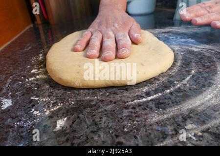 Schwäbische Küche, Zubereitung Ulmer Zuckerbrot, süßer Hefeteig mit Fenchelsamen, ungebrannter Teig, kneten, Mehl, backen, Vegetarisch, Herren Stockfoto