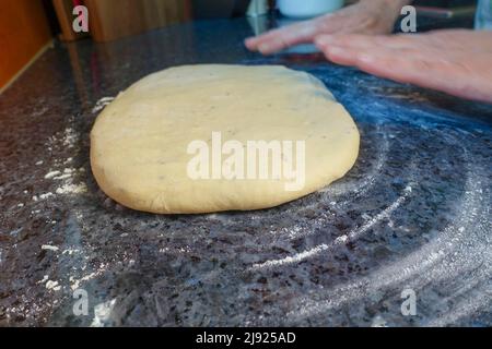 Schwäbische Küche, Zubereitung Ulmer Zuckerbrot, süßer Hefeteig mit Fenchelsamen, ungebrannter Teig, kneten, Mehl, backen, Vegetarisch, Herren Stockfoto