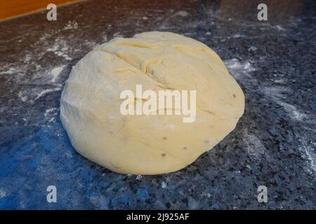 Schwäbische Küche, Zubereitung Ulmer Zuckerbrot, süßer Hefe Hefeteig mit Fenchelsamen, ungebrannter Teig, backen, vegetarisch, traditionell Stockfoto