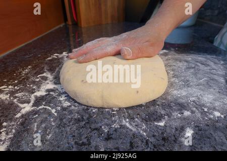 Schwäbische Küche, Zubereitung Ulmer Zuckerbrot, süßer Hefeteig mit Fenchelsamen, ungebrannter Teig, kneten, Mehl, backen, Vegetarier, Männer Stockfoto