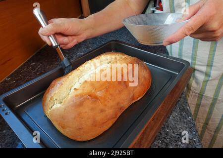 Schwäbische Küche, Zubereitung Ulmer Zuckerbrot, süßer Hefe Hefeteig mit Fenchelsamen, gebacken, Brotaufstrich mit Rosenwasser, Bürste Stockfoto