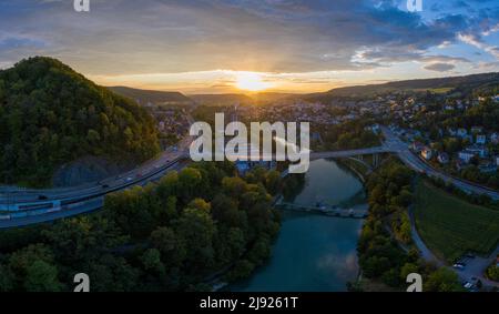 Luftaufnahme bei Sonnenuntergang über der Limmatbrücke von Baden nach Obersiggenthal im Kanton Aargau, Schweiz Stockfoto