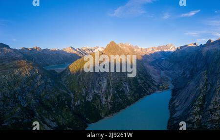 Luftaufnahme über den Grimselsee und die Berner Alpen im Kanton Bern, Schweiz Stockfoto