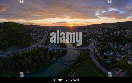 Luftaufnahme bei Sonnenuntergang über der Limmatbrücke von Baden nach Obersiggenthal im Kanton Aargau, Schweiz Stockfoto