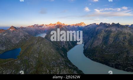 Luftaufnahme über die Grimselregion mit dem Grimselsee, dem Triebteseewli- und dem Oberaarsee in den Schweizer Alpen, im Kanton Bern, Schweiz Stockfoto