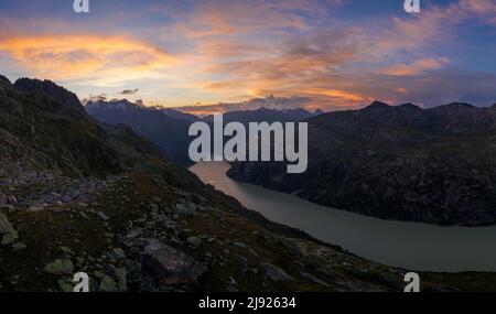 Luftaufnahme einer Morgenszene über dem Grimselsee im Kanton Bern, Schweiz Stockfoto