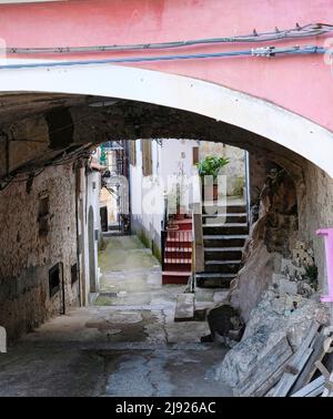 Eine wunderschöne Krippe, die in den Fels gehauen wurde, im kleinen Dorf Albori an der Amalfiküste, einem der schönsten Dörfer Italiens. Stockfoto